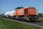 On 24 April 2026 Chemion 275 003 hauls four tank wagons to Dormagen throuigh Kaarst-Broicherseite. 