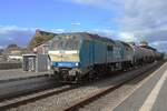 Sadly against the light: RDC 2700-02 hauls a tank train through Niebüll on 22 September 2025.