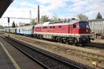 Toutes les bonnes choses ont une fin et malheureusement, la tradition de la bonanza ferroviaire à Benesov u Prahy, qui voyait environ 30 à 40 trains-musées supplémentaires dans la région, en fait partie. À partir du 1er janvier 2027, l’ECTS deviendra obligatoire sur le réseau principal tchèque, ce qui signera la fin de la plupart des trains-musées, car les coûts d’installation de l’équipement ECTS sont prohibitifs.  
Le 21 septembre 2026, la EBS 142 001 (la version la plus puissante des locomotives diesel Ludmilla de l’Allemagne de l’Est) manœuvre du matériel suisse, la locomotive à vapeur 241A65 et la locomotive à vapeur allemande 41.1144 (toutes deux non visibles sur la photo car elles sont encore au dépôt à ce moment-là) et assurera le train supplémentaire à 10h15 de Benesov u Prahy vers Weimar via Prague, Ústí nad Labem et Dresde.