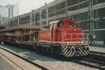 Mannheimer Stadtwerke MAX80 bevindt zich ver van huis op 14 mei 2007 wanneer zij wagons met auto's rangeren op Düsseldorf Hbf namens DBAZ (DBV Autozug).