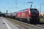 DB Cargo 2159 242 transporte un train-citerne à travers Neuwied en direction de Coblence le 30 avril 2026.