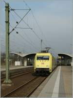 The DB 101 013-1 is arriving at the Heidelberg Main Station.