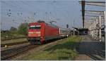 The DB 101 016-4 with his IC to Ostseebad Binz is leaving Rostock Main Station.