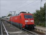 The DB 101 135-2 with an IC to Binz is arriving at Ribnitz Dammgarten West.
26.09.2017