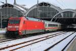 Il 19 febbraio 2026 la DB 101 075 spinge un treno IC da Amburgo verso LÜbeck Hbf, dove una locomotiva Diesel di Classe 218 verrà accoppiata al treno per il proseguimento verso Rostock Hbf.
