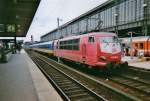 Scanned photo of 103 196 with Dutch stock in Köln Hbf on 16 July 2000.