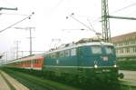 A long time favourite amongs German loco fans was 110 228 due to her blue paint, as seen on this scanned picture, taken on 24 May 2002 at Singen (Hohentwiel).

