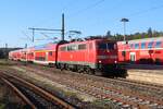 Am 23. September 2026 hält DB Regio 111 115 mit einem RE von Augsburg Hbf über Treuchtlingen nach Nürnberg Hbf in Roth. Nürnberg<=>Augsburg wird immer noch hauptsächlich mit der Baureihe 111 und doppelstöckigen Wagen betrieben, aber die ersten Einsätze von Triebzügen (Twindexx) wurden bereits beobachtet.