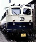 140 421-9 at Hannover-Leinhausen with task for electric supply of the kitchen in the dining-wagon, May 19th, 1977.