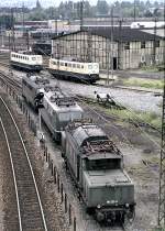 194 121-0; two class 150, two class 140 and in front of the engines house a blue class 110 at Ulm, in June 1980.
