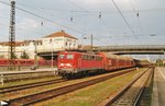 On 10 June 2009 DB 140 681 hauls a train with automotives through Regensburg Hbf.