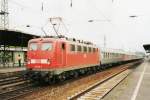 On 13 April 2000 DB 141 381 with extra train passes Kln Deutz.