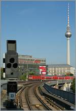 A DB 143 with RE on the  Berliner Stadtbahn by the Alexander Platz.