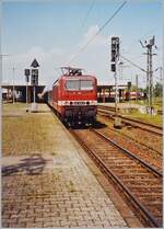 The DB 143 905-8 with his SE to Zell im Wiesental in the Basel Bad Bf. Station. 

analog picture / Mai 1999