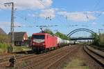 SLRS 143 020 hauls a tank train through Salzbergen on 26 April 2025 and shows her second retro paint job.