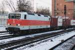 DR, S-Bahn e merci in un colpo solo: Delta Rail utilizza alcune ex locomotive DR 243, DB 143 con verniciature più datate nel traffico merci. Negli ultimi bagliori del crepuscolo del 19 febbraio 2026 la DR 143 175, con una livrea quasi retrò da S-Bahn, passa attraverso Hamburg Harburg con un treno di container.