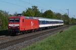 RB37 Krefeld Hbf<=>Neuss Hbf présente une belle variété de traction locomotive en raison de pannes sur les nouvelles rames automotrices électriques et, le 24 avril 2026, la 145 097  quasi-rétro-héritage  de TRI tracte la RB près de Kaarst Broicherseite. La série 145 n'a jamais arboré les couleurs corporatives DB des années 1980/1990, rouge rosé avec un bloc blanc.