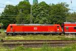 146 110-2 der DB am 25.05.2012 fährt in den Hbf Freiburg im Breisgau, sie schieb den RB nach Offenburg.