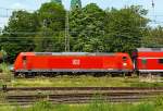 146 110-2 der DB am 25.05.2012 fhrt in den Hbf Freiburg im Breisgau, sie schieb den RB nach Offenburg.