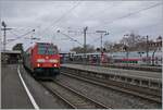The DB 146 230-8 with a RE from Karlsruhe to Konstanz by his stop in Radolfzell. 

15.03.2025