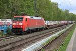 DB Cargo 152 120 hauls a rather badlyloaded intermodal freight through K�ln S�d from K�ln Eiffeltor on a grey 13 May 2026.