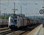 ES 64 U2-068 is hauling a freight train through the station of Regensburg on September 11th, 2010.