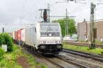 Railpool 185 717 hauls a container train through Celle on 31 May 2012. The photo was shot from the end of the platform, aiming in the open. 