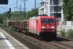 At loggerheads? DBC 185 345 hauls a train loaded with wood logs through Köln Süd on 22 May 2022.
