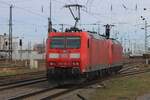 DB Cargo 185 192 gets hauled through Offenburg on 15 February 2024.