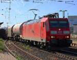 DB Cargo 185 023 traina un treno merci misto attraverso Neuwied il 30 aprile 2026.