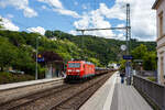 Die 185 028-8 (91 80 6185 028-8 D-DB) der DB Cargo AG, ebenfalls für Frankreich zugelassen, fährt am 9. Juni 2026 mit einem Coilzug durch Kirchen/Sieg in Richtung Siegen, vermutlich nach Kreuztal. Interessant ist, dass beide Stromabnehmer für 15 kV, 16,7 Hz Wechselstrom auf der Oberleitung aufliegen.

Die TRAXX F140 AC1 wurde 2001 von ADtranz (ABB Daimler-Benz Transportation GmbH) in Kassel unter der Fabriknummer 33427 gebaut. Sie ist für Deutschland und Frankreich zugelassen. Somit ist sie als Mehrsystemlokomotive mit den elektrischen Systemen 15 kV, 16,7 Hz Wechselstrom und 25 kV, 50 Hz Wechselstrom ausgelegt.