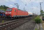 Einer von vielen gemischten Güterzügen in der Region, diesmal mit 185 192 am Steuer, passiert am 17. Juli 2026 Gremberg und wird von einem öffentlichen Parkplatz aus fotografiert.