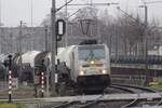 Lineas 186 291 -including Belgian flag- leaves Venlo on 17 December 2021 and is about to pass the railway crossing at Vierpaardjes -notorious (with the car drivers) and famous (for the railway photoghraphers)- into Germany.