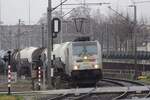 Lineas 186 291 -including Belgian flag- leaves Venlo on 17 December 2021 and is about to pass the railway crossing at Vierpaardjes -notorious (with the car drivers) and famous (for the railway