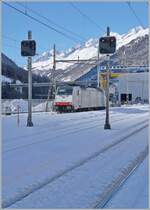 Railpool 186 497 waits in Airolo until its train is loaded with excavated material to transport it to Flüelen.