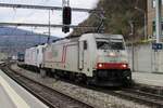 On a murky 22 March 2017 CrossRail 186 902 thunders through Olten with a south bound intermodal train.