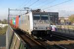 On 5 November 2020 LTE 186 298 hauls a container train through Tilburg-Reeshof and gets photographed from the platforms's end.