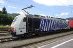 Lado izquierdo de la Lokomotion 186 442 en Kufstein el 3 de junio de 2015. Esta locomotora lleva la identidad corporativa oficial de Lokomotion. Pero muchas locomotoras de Lokomotion presentan una diversidad de franjas de cebra y/o libreas publicitarias. Observar la tracción de Lokomotion en Kufstein puede ser un agradable pasatiempo.