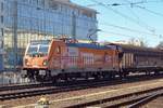 HSL 187 500 almost surprises the photographer at Dresden Hbf on 7 April 2018. 