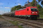 DBC 187 084 hauls a tank train through Lintorf on 9 May 2025.