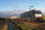 RFO 189 101 hauls a badly loaded intermodal train through Tilburg-Reeshof on 8 December 2021.