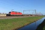 DBC 189 089 hauls  abadly loaded container train through Valburg on 24 November 2022.
