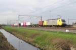 RFO 189 202 hauls a container train through Valburg on 28 October 2022 toward Emmerich and Köln-Eiffeltor.