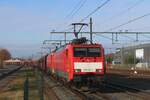 DBC 189 028 hauls an iron ore train through Blerick on 2 December 2023 and gets photographed from the platform. 