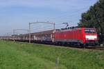 From Vlissingen-Sloehaven, 189 083 hauls a block train through Hulten on 23 August 2019. 