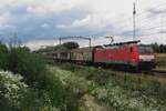 Out of the quasi-jungle at Tilburg-Reeshof, DBC 189 053 pops up with her block train to Venlo.