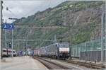 Die 189 992-1 ES 64 F4 092 mit einer angemieteten SBB International 193 erreichen mit einem G�terzug den Bahnhof von Brig. 

12. September 2024