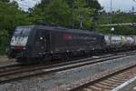 An einem grauen 16. Juli 2016 zieht die SBBCI 189 991 einen intermodalen Zug durch Dordrecht. Ab 2023 gab SBBCI alle gemieteten 189er an MRCE/Beacon Rail zurück und investierte stattdessen vollständig in Vectrons für den niederländisch-deutschen Betrieb.