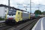 SBBCO 189 993 remolca un tren intermodal a través de Remagen el 13 de mayo de 2026.
