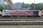 Vista laterale della Lokomotion 189 901 in seconda posizione nel suo treno a Kufstein la sera del 3 giugno 2015. La doppia trazione per i treni merci verso l'Italia tramite la linea del Brennero da Kufstein è piuttosto comune. I tempi delle locomotive di spinta, tuttavia, anche a Kufstein (che era famosa per questo), sono quasi completamente scomparsi grazie a locomotive elettriche moderne molto più potenti, ma anche perché la legislazione in Italia limita quasi tutte le operazioni di spinta.